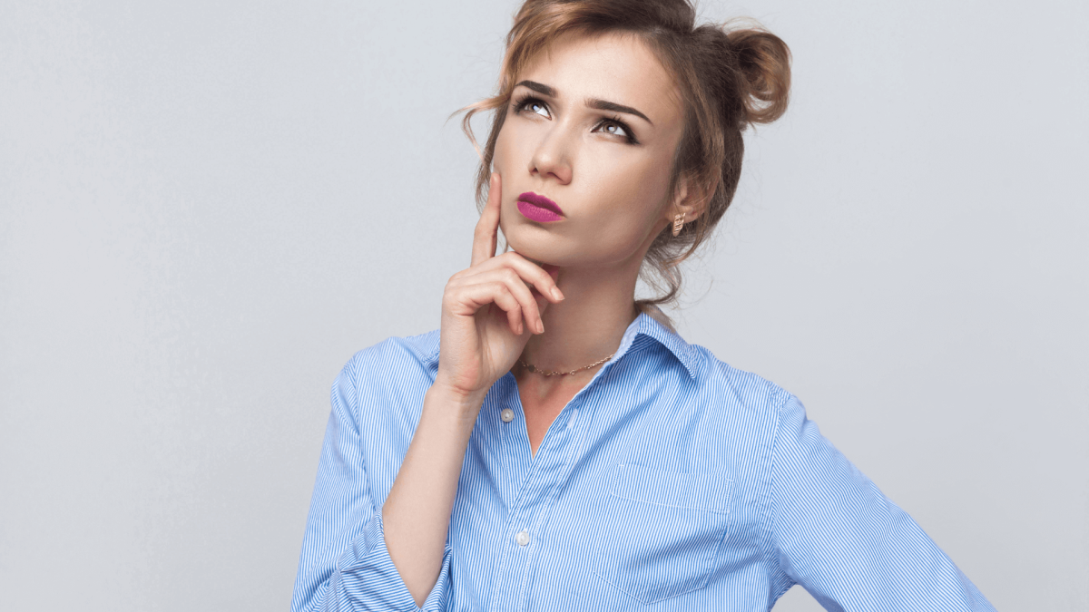 ragazza riflette su come ottimizzare un sito web