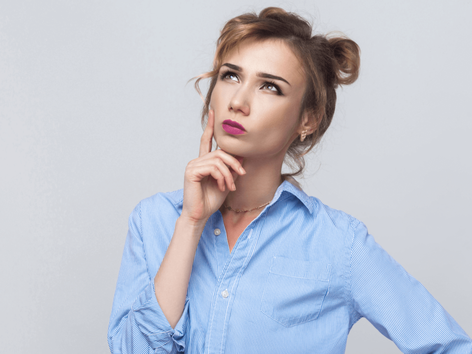 ragazza riflette su come ottimizzare un sito web